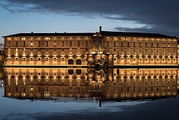Façade et reflets de l'Hôtel-Dieu de Toulouse.jpg