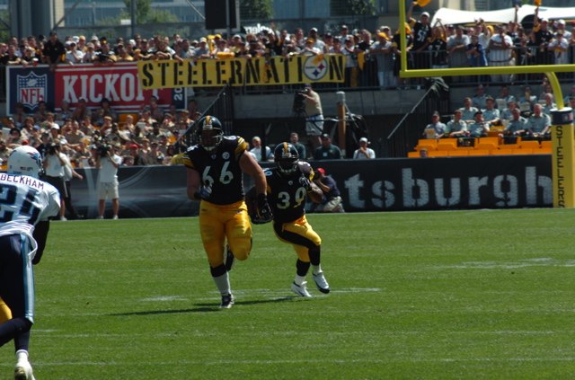 Alan Faneca blocks for Willie Parker