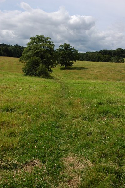 File:Farmland to the west of Whichford - geograph.org.uk - 512000.jpg