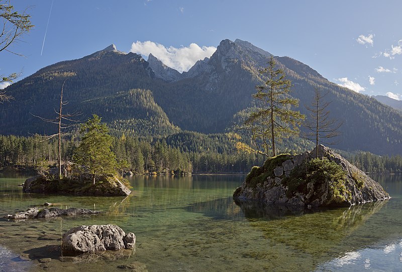 File:Felsinseln im Hintersee.jpg