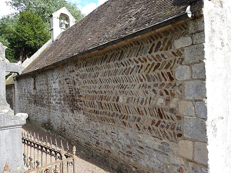 File:Feuguerolles-Bully, église Saint-Martin, façade nord de la nef, en arête-de-poisson.jpg