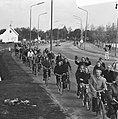 Fietsende supporters, Bestanddeelnr 926-8182.jpg