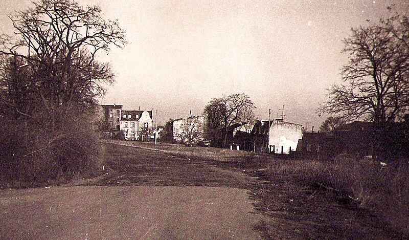 File:Findera and Daleka streets, Poznan, 18.11.1989.jpg