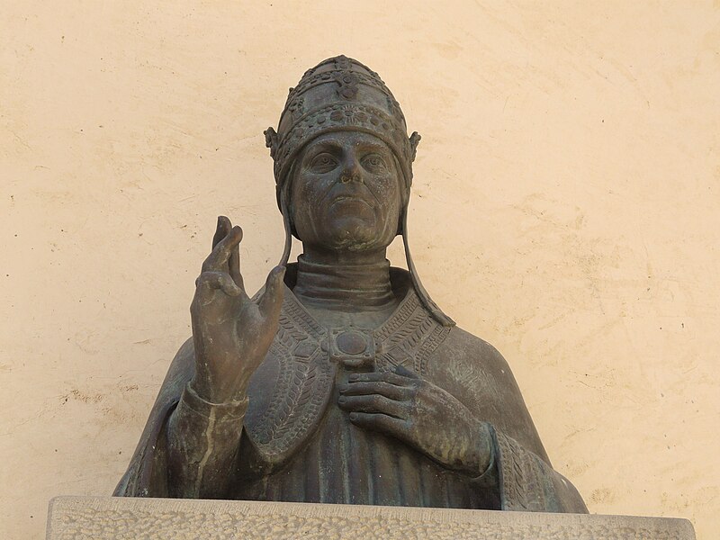 File:Fivizzano-statua papa Niccolò V2.JPG