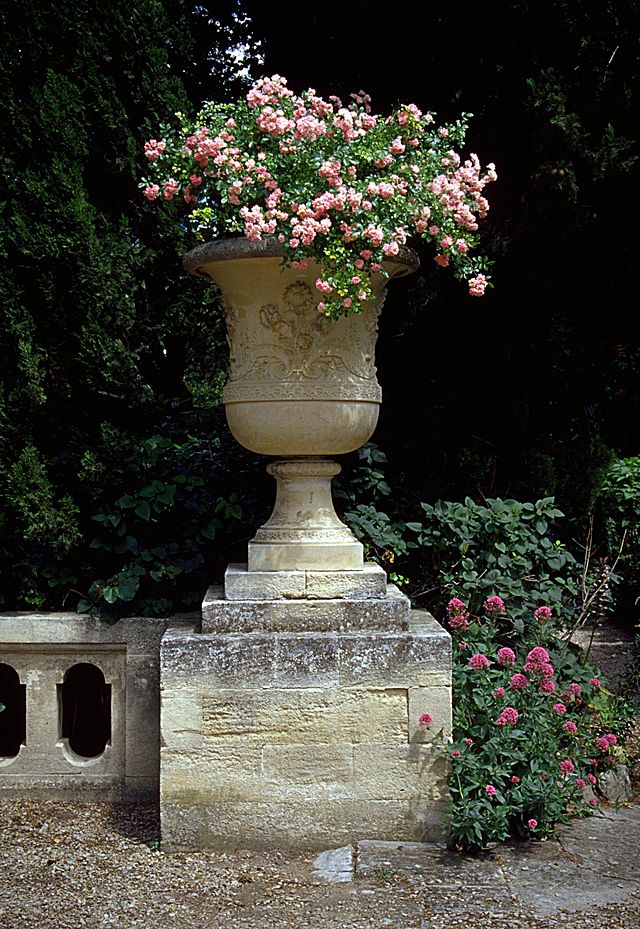 Урна с цветами в парке аббатства Сен-Андре во Франции