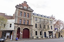 Bývalý obchod Oswald Bond a Free Store a hotel Lord Nelson na Argyle Place, Millers Point.jpg