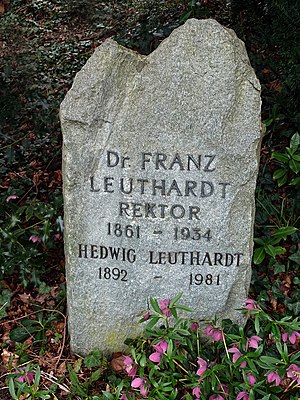 Franz Leuthardt (1861–1934) Paläontologe, Geologe, Rektor der Bezirksschule, Konservator am Kantonsmuseum. Hedwig Leuthardt (1892–1981) Grabstein auf dem Friedhof Liestal. Standort: Feld LP