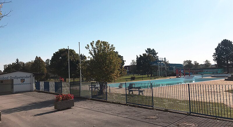 File:Freibad Großpetersdorf.jpg