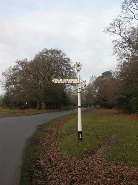 File:Fritham, fingerpost - geograph.org.uk - 1095835.jpg