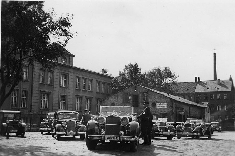 File:Fuhrpark vor der Auto-Sattlerei A. Neumann in der Herzog-Friedrich-Straße 24 (Kiel 53.174).jpg