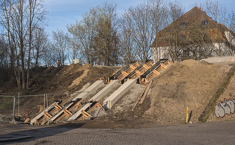 File:Fundament zur Errichtung einer Treppenanlage zum Parkbogen Ost 4.jpg