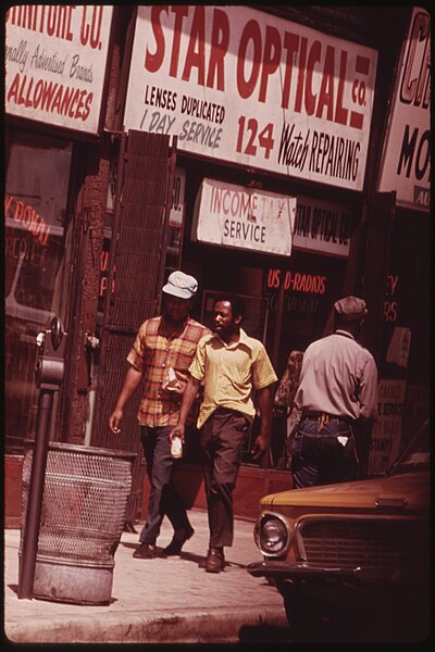 File:GHETTO STREET SCENE IN CHICAGO ON THE SOUTH SIDE. THE CITY CENSUS FIGURES SHOW A SIGNIFICANT GAP IN ECONOMIC SECURITY... - NARA - 556218.jpg