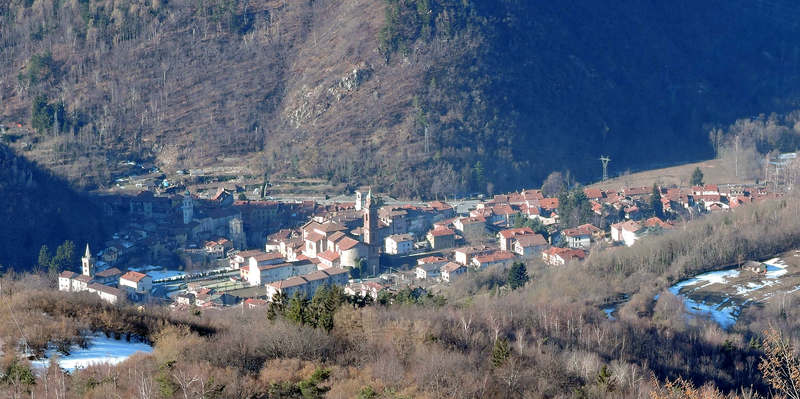 File:Garessio centro storico visto da Bric Meriano.png