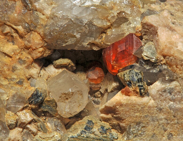 File:Garnet quartz, feldspar 10.jpg