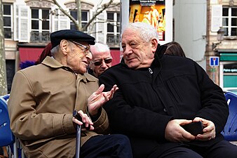 Gilbert May et Pierre Lévy, président du CRIF-Alsace, et à l’arrière plan Freddy Raphaël, pendant la lecture des noms à l’occasion du Yom HaShoah, place Broglie à Strasbourg le 7 avril 2013.