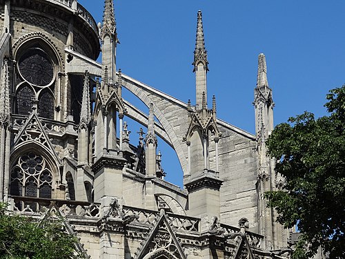 O coro e o ambulatório da Catedral de Notre-Dame, iniciados em 1163, foram restaurados diversas vezes após um incêndio em 1220. Os trifórios foram abolidos e deram lugar a uma ampliação do clerestório, os arcobotantes foram trocados por novos e a fileira de capelas foi acrescentada ao ambulatório.