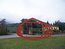 Grande ferro Celle di Alberto Burri all'ingresso della Villa Celle