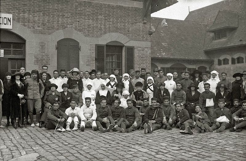 File:Grupo de militares heridos y enfermeras junto a la reina María Cristina en el palacio de Miramar habilitado como hospital militar durante guerrra de África (1 de 4) - Fondo Car-Kutxa Fototeka.jpg