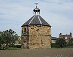 Priory Dovecote, ke Barat dari St mary's Priory Reruntuhan