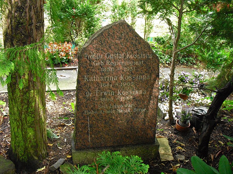 File:Gustaf Kossinna - Friedhof Lichterfelde.JPG