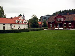 Bakeriet (hvitmalt) og Glassbutikken (rødmalt)