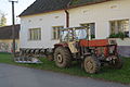 Čeština: Traktor v obci Hájek
