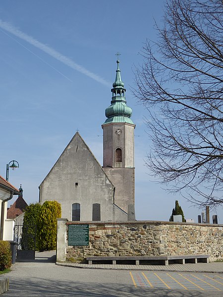 File:Hausleiten Pfarrkirche03.jpg