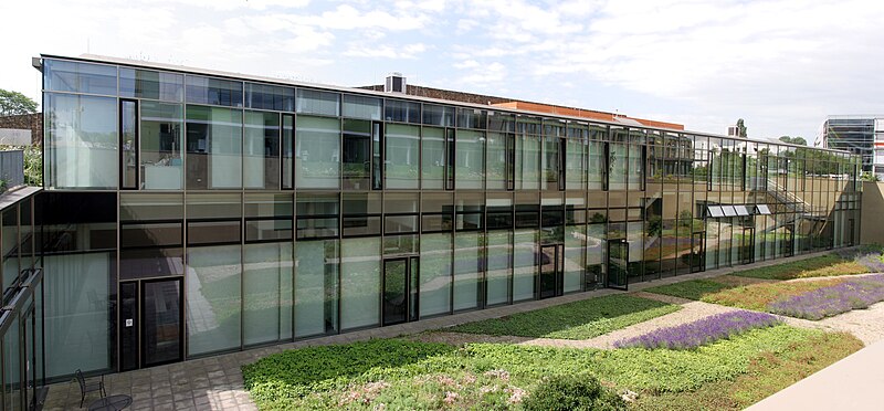 File:Heidelberger Ionenstrahl-Therapiezentrum von Außen (2012-06-23).jpg