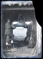 Heinrich Tiidermann. Talutööd. Kaks meest vilja tuulamas. Klaasnegatiiv, 17,5 x 11,5 cm Fotomuuseum, TLM Fn 9292:36