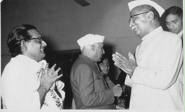 Hemanta Mukherjee with Rajendra Prasad and Jwaharlal Nehru, 1950.JPG