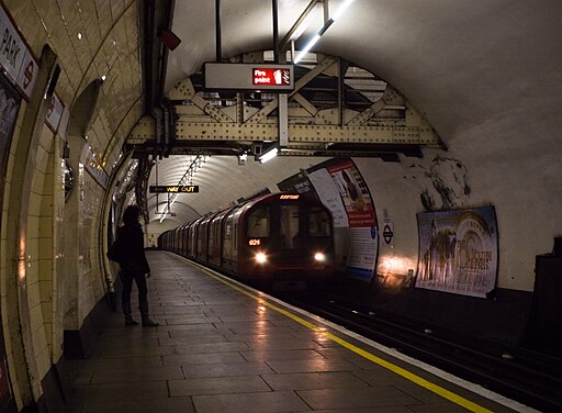 Holland Park tube station 2007 - EPSN0320lr