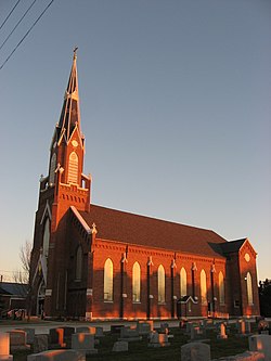 Trinity, Indiana shtatidagi muqaddas Uch Birlik katolik cherkovi, old va g'arbiy tomon.jpg