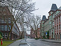 Blick von Osten in die Brüningstraße, im Hintergrund der Behrensbaus mit Brücke und Turm