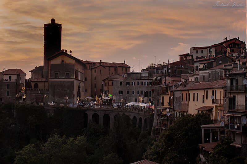 File:Il borgo al tramonto 1.jpg