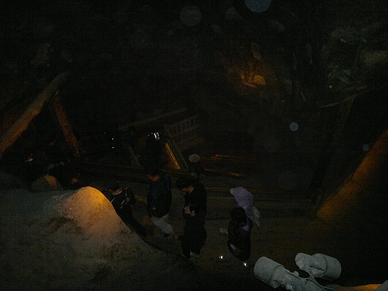 File:Inside the mine (7822131060).jpg