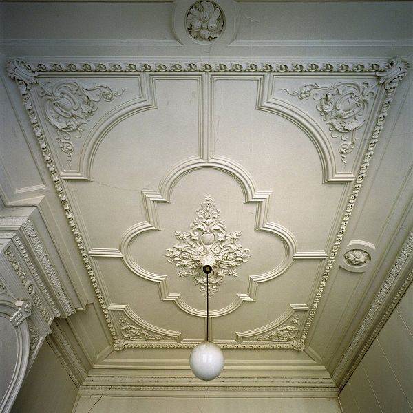 File:Interieur eerste verdieping, kamer straatzijde, overzicht plafond - Groningen - 20375478 - RCE.jpg