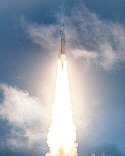 Az Ariane rakéta, pillanatokkal az indítást követően.