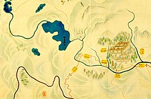 Carte en couleur figurant une étendue d'eau (en bleu), traversée de gauche à droite par un cours d'eau. L'enceinte d'un temple apparaît à droite. Le fond est jaune, parsemé de touches de vert et de bleu. Des montagnes et des forêts sont dessinées çà et là.