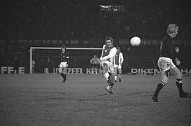 Johan Neeskens schiet op het Milanese doel. Milan-verdediger Karl-Heinz Schnelli, Bestanddeelnr 926-9472.jpg