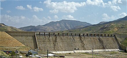 Jordanien 07 - Damm des Wadi Al-Mujib von der Straße des Königs aus gesehen.jpg