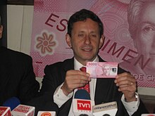 Der damalige Präsident der chilenischen Zentralbank José de Gregorio bei der Präsentation der neuen 5000-Peso-Banknote, der ersten der aktuellen Serie