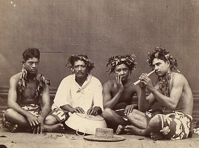 Junulo el Tahitio ludanta fluton tra la nazo, nome vivo; foto farita inter 1860 kaj 1879.