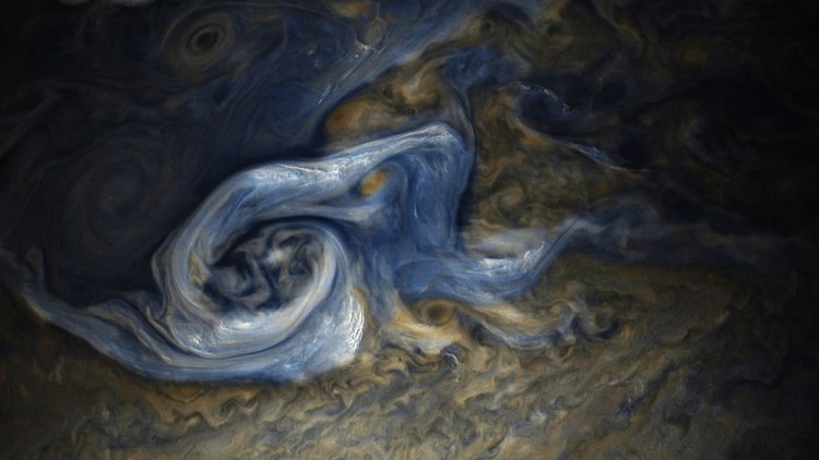 Изображение атмосферного вихря в северном полушарии Юпитера, сделанное АМС Юнона