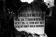 Grave of a Jewish girl at the Jewish Cemetery of Havana Juden-in-Kuba-Grabstein.jpg