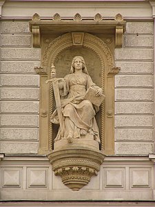 19-րդ դարի Օրենքի ուժը արձանը Օլոմոուցում, Չեխիայի Հանրապետություն․ առանց աչքերի կապոցի և արդարադատության կշեռքների, փոխարինելով վերջինս գրքով
