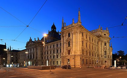 Vista do Palácio da Justiça de Munique, Alemanha. O edifício abriga o Departamento de Justiça da Baviera e o Tribunal Distrital I de Munique. (definição 4 506 × 2 793)