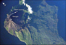 Image satellite du Kanaga montrant la caldeira Kanaton et le cône volcanique.