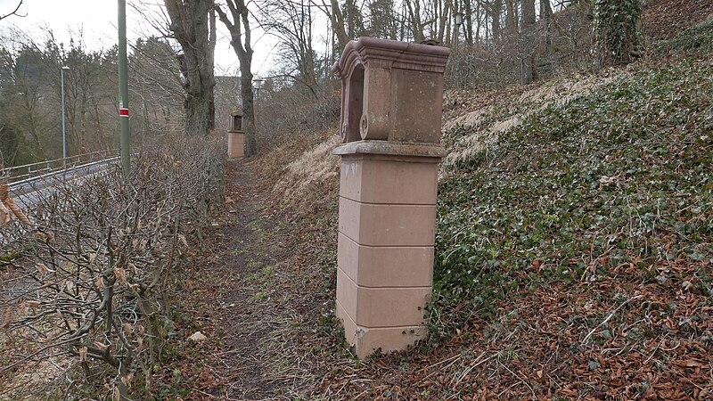 File:Kapelle Hülchrath (Blankenheim, Ahr), Station 2.jpg