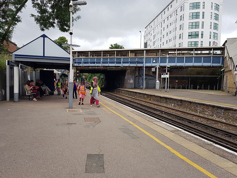 File:Kew Bridge station 20180612 143745 (49433138527).jpg