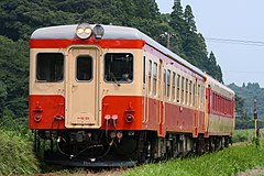 いすみ鉄道はキハ52（写真左）などの旧国鉄の気動車を譲受して国鉄当時の塗装に戻し（リバイバル塗装）、それを使用した団体列車を多数運行することによって乗客誘致を図っている。右のキハ20 1303やいすみ350形は、新製車でありながらそれら国鉄形車両に似せた外観となっている。